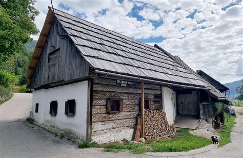 Notranjost stare hiše s črno kuhinjo