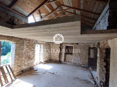 Kamnita hiša v vasi