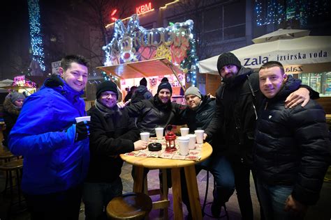 Osvetlitev Trga Leona Stuklja ponoči