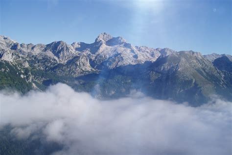 Panoramski pogled na slovenske Alpe s turistično kočo