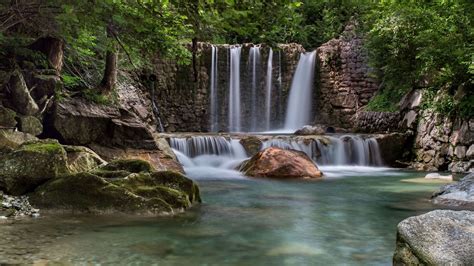 Skupina soteska na reki