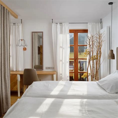 Notranjost prenovljene sobe v hotelu Plesnik