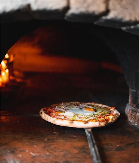 Prikaz pizze iz krušne peči