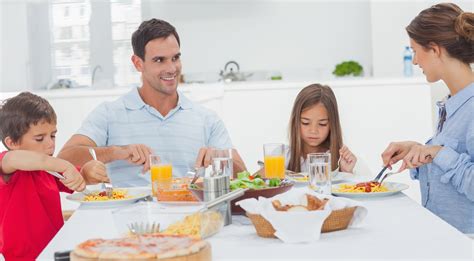 Prikaz družinske večerje v gostilni