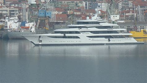 Luksuzna jahta Sirrah na morju