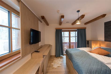 Notranjost sodobnega apartmaja z zakonsko posteljo in balkonom