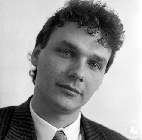 Marjan Podobnik na traktorju med snemanjem Kmetije