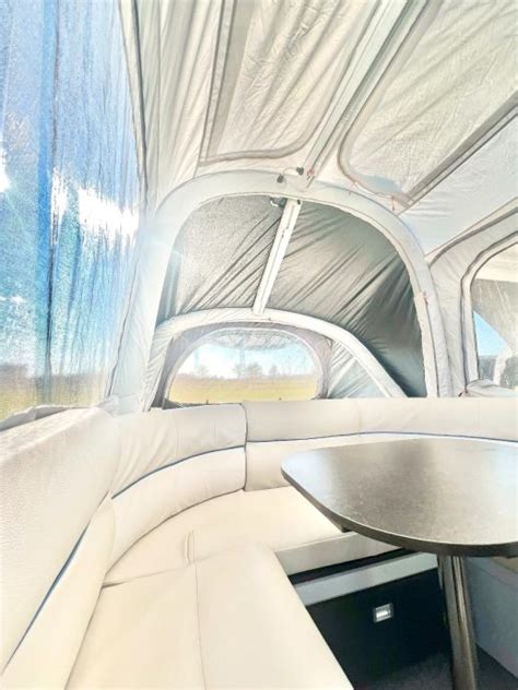 Šotorska kamp prikolica postavljena v naravi