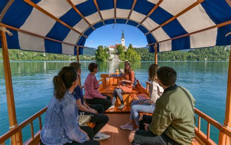 Skupina ljudi, ki se druži ob jezeru s Camp-let prikolicami