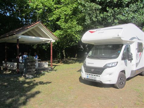 Kamp v gorah ob jezeru