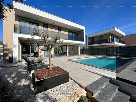 Primer moderne vile z bazenom v Dalmaciji