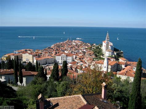 Dubrovniško obzidje s pogledom na staro mestno jedro in morje