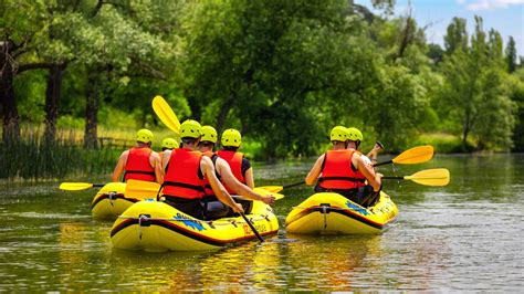 Turisti na raftingu na reki Cetini