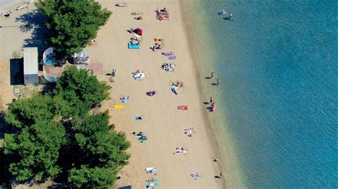 Plaža Bijeca v Medulinu s turisti