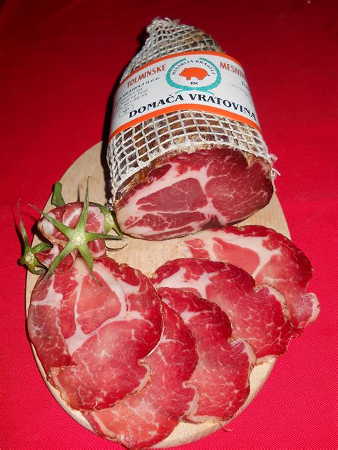 različni domači suhomesnati izdelki in kruh