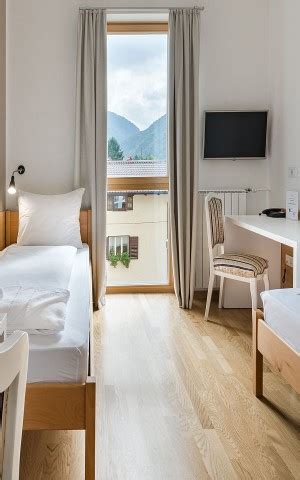 notranjost sobe z lesnimi elementi in udobno posteljo