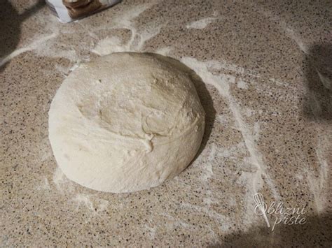 roka, ki gnete testo za kruh