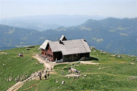 Gorenjski planinski vrhovi s planinsko kočo
