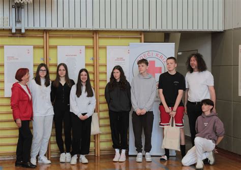 Slika hostla s skupino mladih prostovoljcev