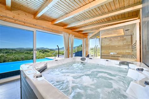 Notranjost wellness centra s solno lučko in jacuzzi-jem