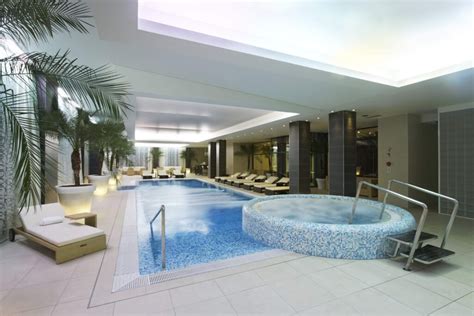 Wellness center s savnami in masažnimi bazeni