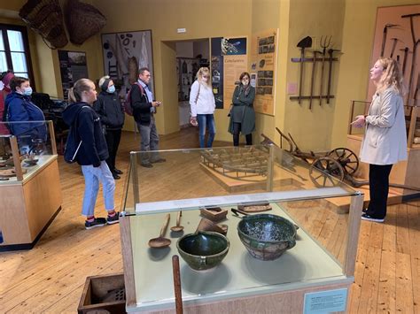 Notranjost Loškega muzeja s prikazom etnoloških predmetov