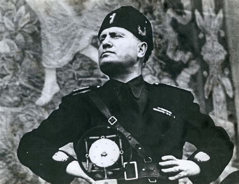 Benito Mussolini s črnosrajčniki med pohodom na Rim