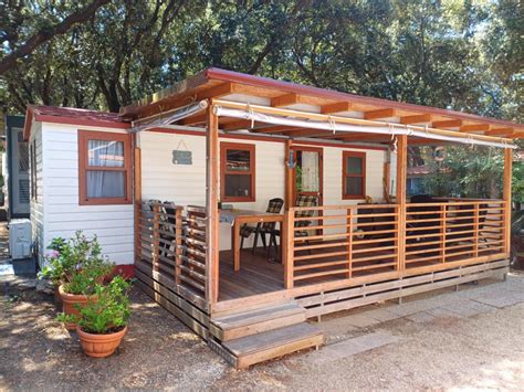 Mobilna hišica v kampu ob Gardskem jezeru