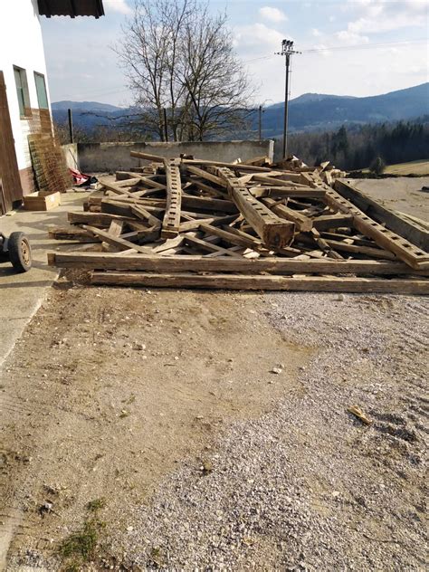 Skladišče lesa za gradnjo kozolca