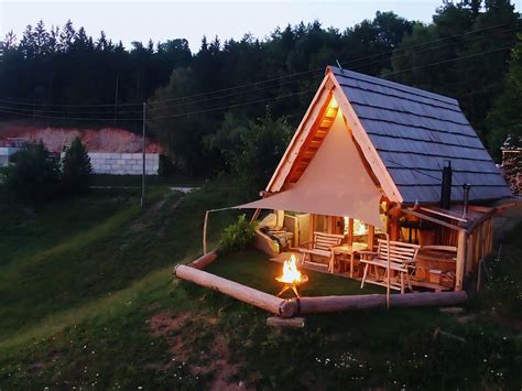 Lesena koča v gorah z razgledom na dolino