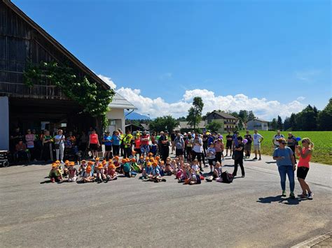 Skupina otrok sedi okoli tabornih ognja