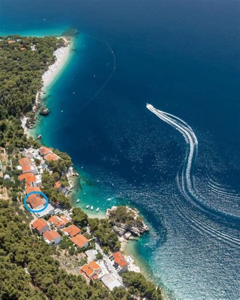 Zemljevid s poudarjenimi Apartmaji Karmen in bližnjimi znamenitostmi