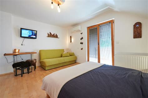 Notranjost sodobno opremljenega apartmaja z balkonom