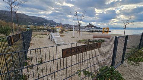 Pasja plaža v kampu Slatina