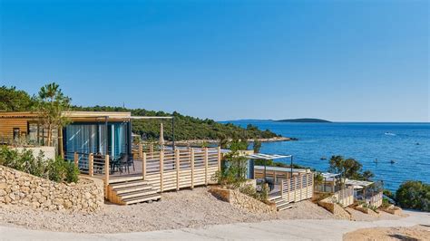 Kamp Kovačine z bazenom in mobilnimi hiškami