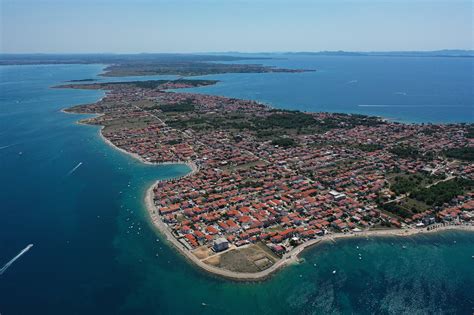 Panoramski pogled na otok Vir s pomolom in modrim morjem