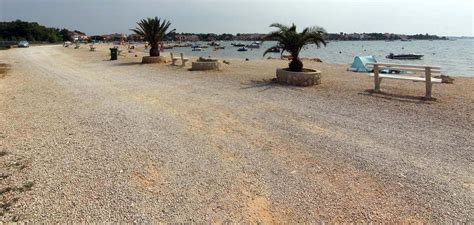 Urejena plaža Gornja Prezida s peskom in kamenčki ter otroškim igriščem