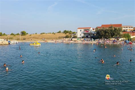 Prodna plaža Velika Slatina z mirnim, plitkim morjem in pogledom na otok Pag