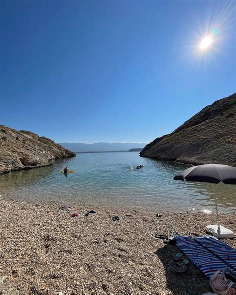 Spektakularni zaliv Duboka Draga z rdečimi pečinami in turkiznim morjem