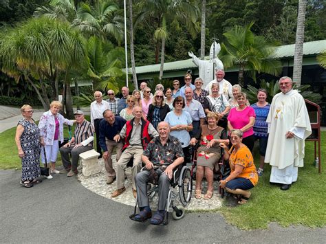 Skupina romarjev moli na Crnici ob kipu Marije