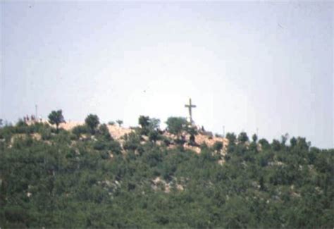 Križevac z betonskim križem na vrhu in postajami Križevega pota