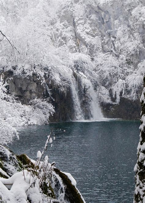 Zimski prizor Plitvičkih jezer z zaledenelimi slapovi