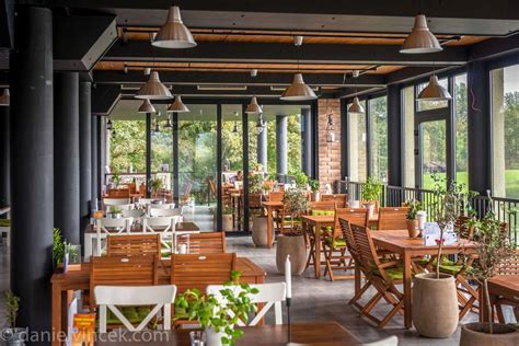 Restavracija v obliki lesenega toplarja ob ribniku