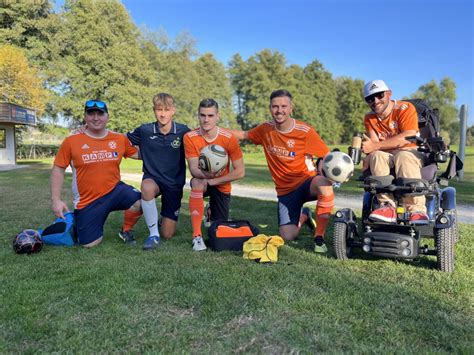 Igralci footgolfa na igrišču v Slovenia Eco Resortu