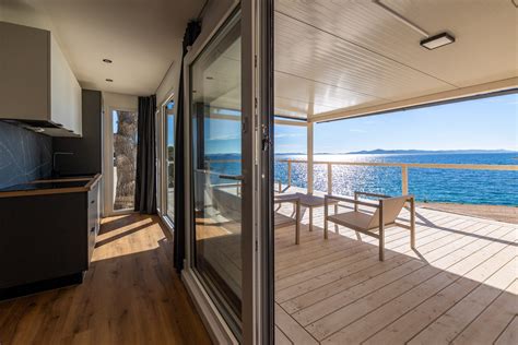 Notranjost udobne počitniške hiške