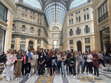 Pogled na Neapeljski zaliv z Vezuvom v ozadju