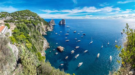 Otok Capri in znameniti Faraglioni