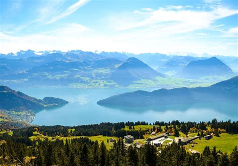 Panoramski razgled na švicarsko jezero