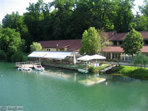 Pogled na Gostišče Loka ob reki Krki