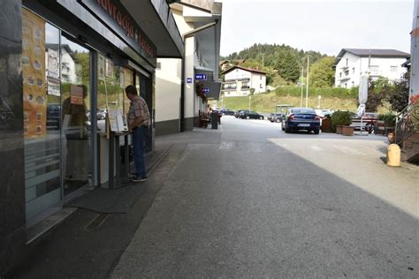 Notranjost Gostišča Loka z obiskovalci